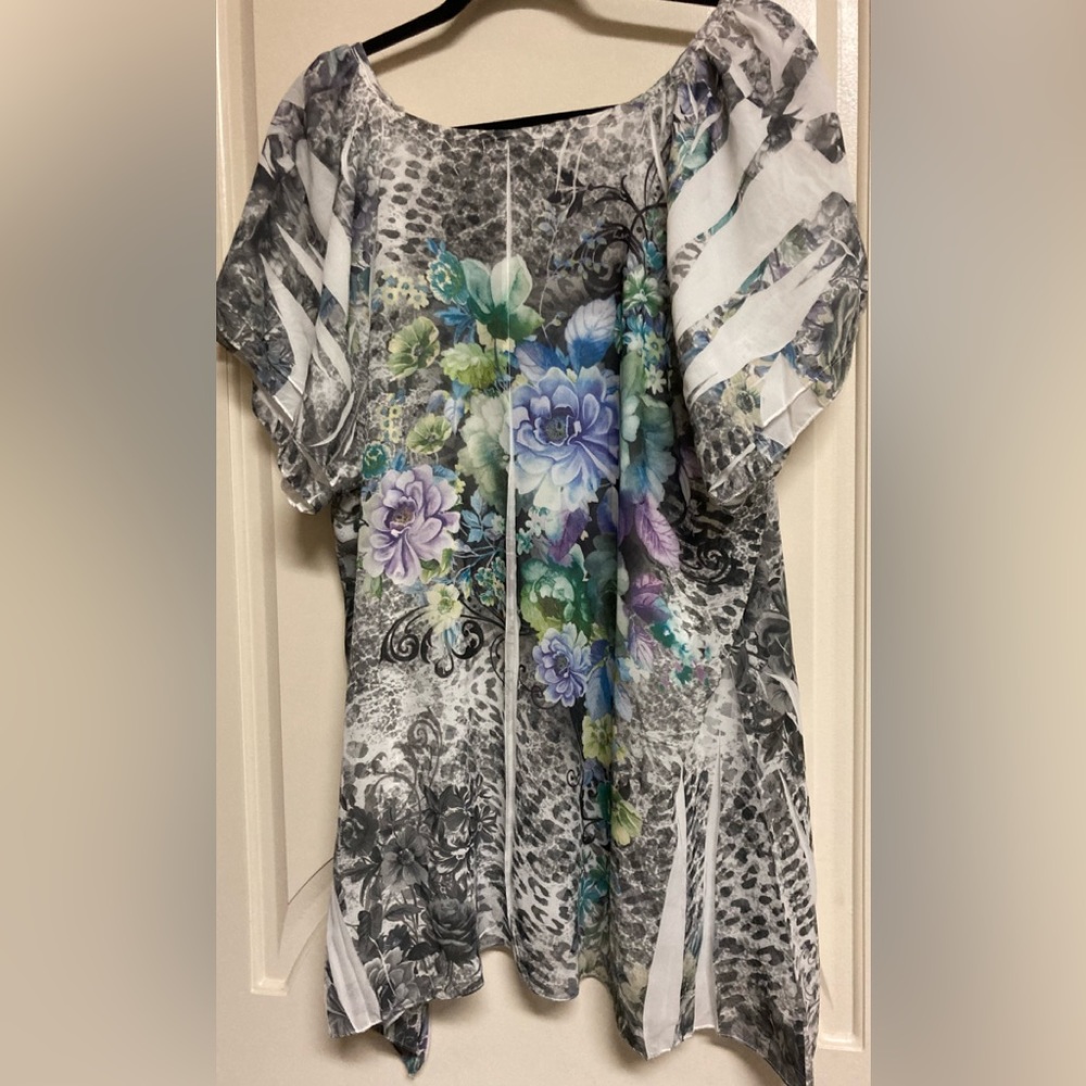 Dressbarn Woman TOP Size 2X Gorgeous Glittering Colorful Lined Short-Sleeve!